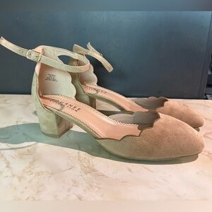 Journee Collection Taupe Scalloped Heels